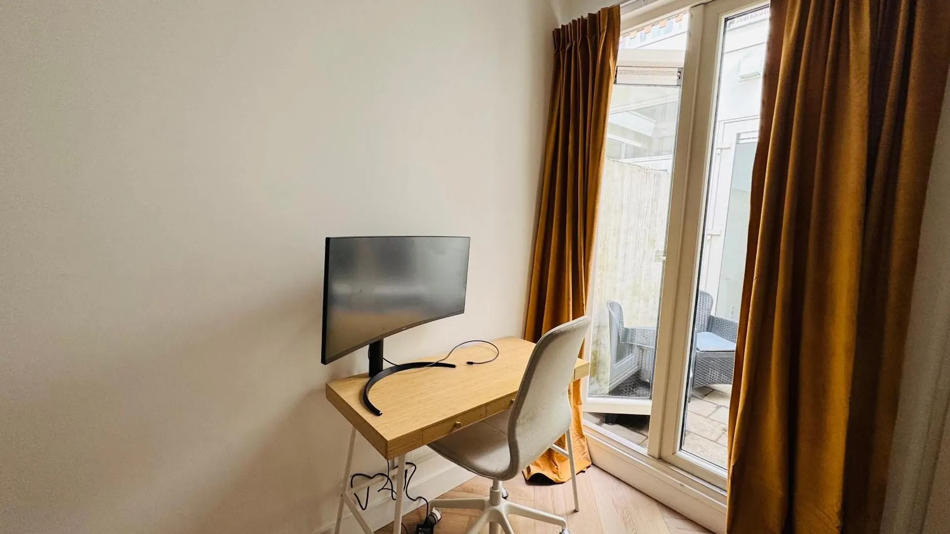 Sunshine Suites Утрехт Апартаменты