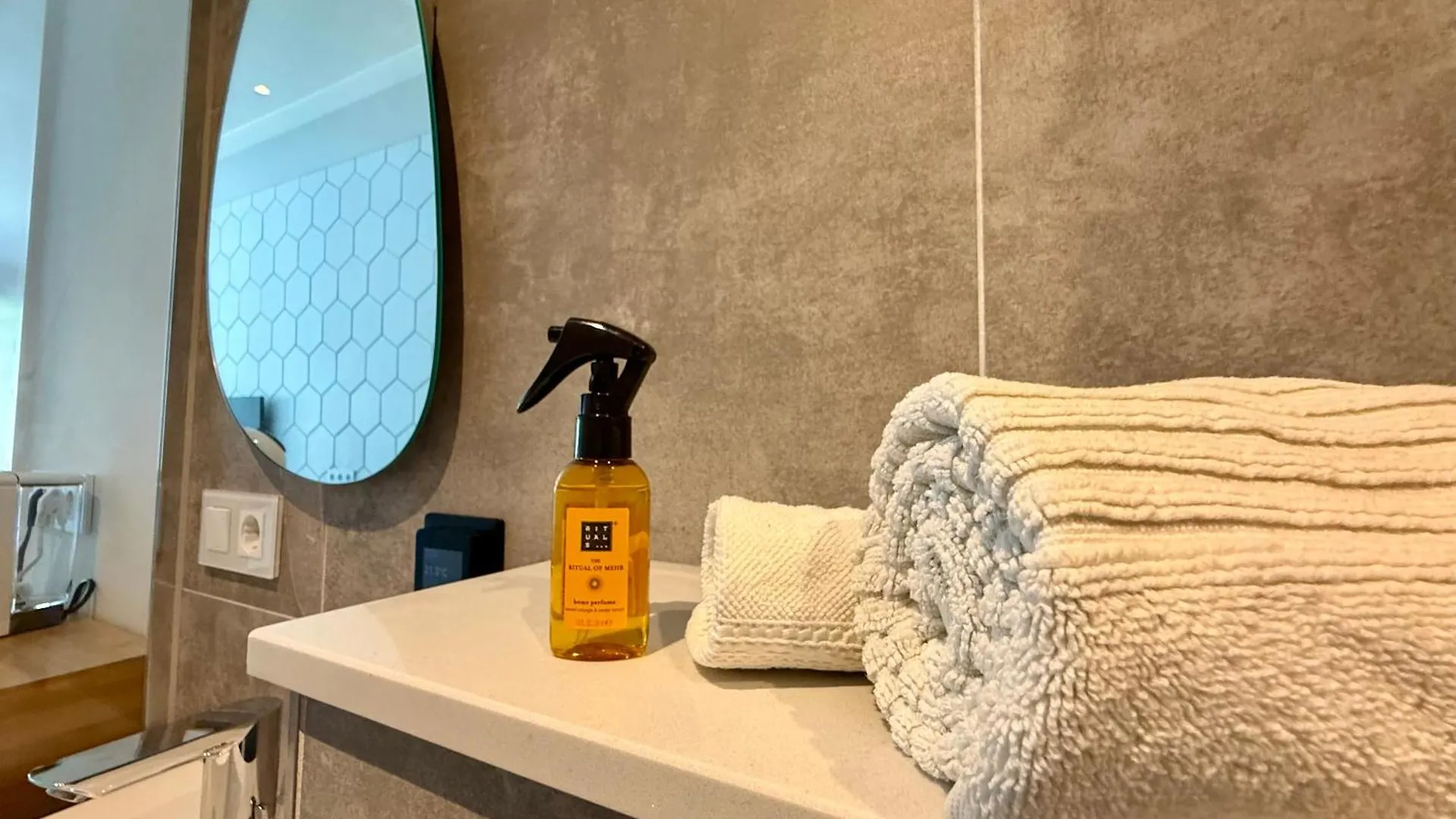Апартаменты Sunshine Suites Утрехт